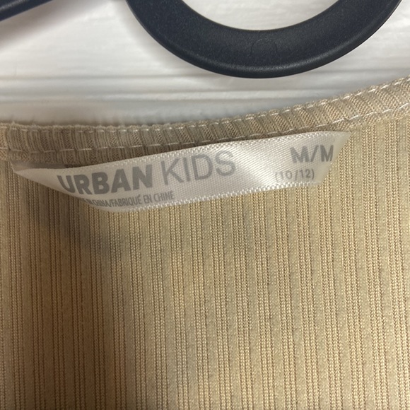 Long sleeved v-neck shirt. - Picture 3 of 3